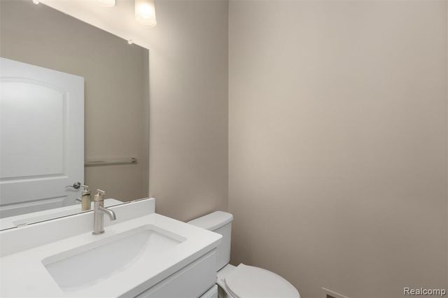 811 Balmoral Ln, Troy, MI 48085
