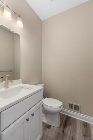 811 Balmoral Ln, Troy, MI 48085