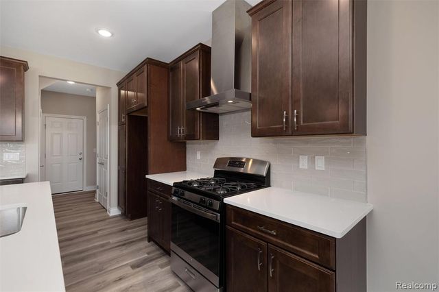 811 Balmoral Ln, Troy, MI 48085