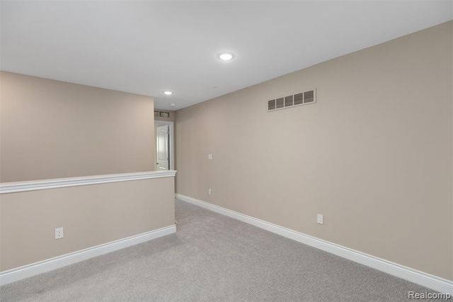 811 Balmoral Ln, Troy, MI 48085