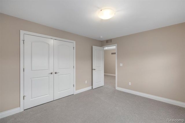 811 Balmoral Ln, Troy, MI 48085