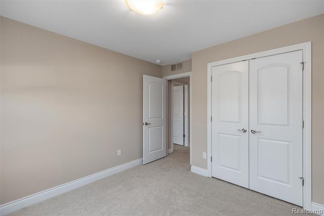 811 Balmoral Ln, Troy, MI 48085