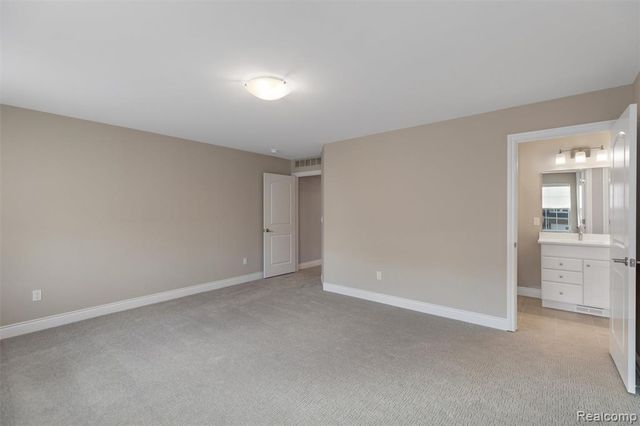 811 Balmoral Ln, Troy, MI 48085