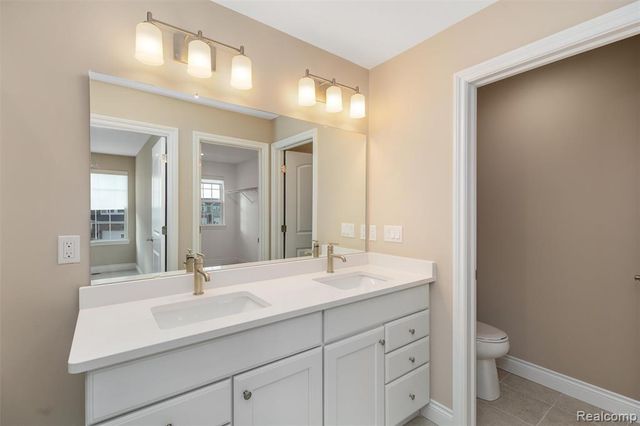 811 Balmoral Ln, Troy, MI 48085