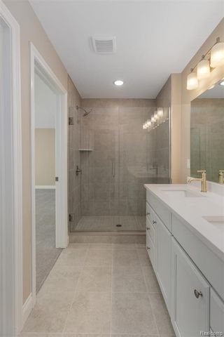 811 Balmoral Ln, Troy, MI 48085