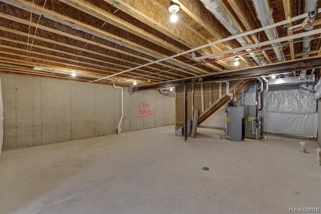 811 Balmoral Ln, Troy, MI 48085