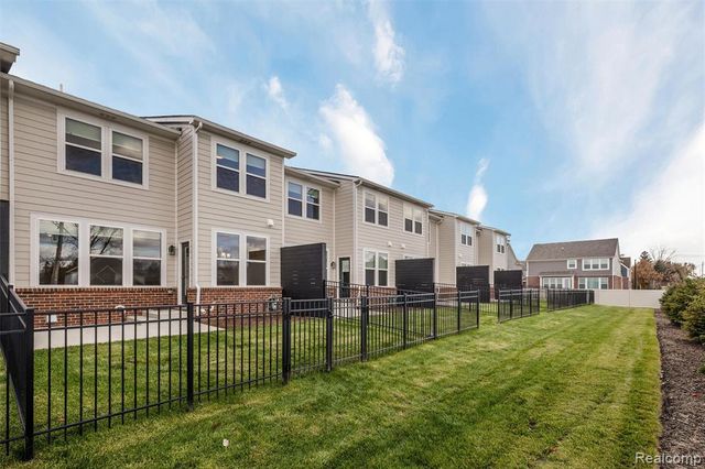 811 Balmoral Ln, Troy, MI 48085