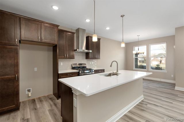 811 Balmoral Ln, Troy, MI 48085