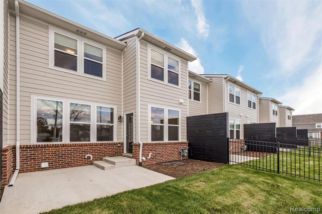 811 Balmoral Ln, Troy, MI 48085