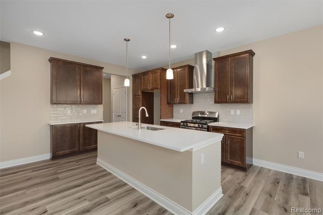 811 Balmoral Ln, Troy, MI 48085