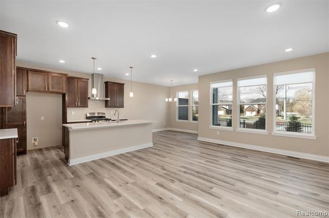 811 Balmoral Ln, Troy, MI 48085