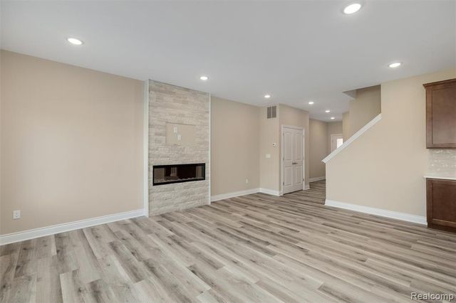 811 Balmoral Ln, Troy, MI 48085