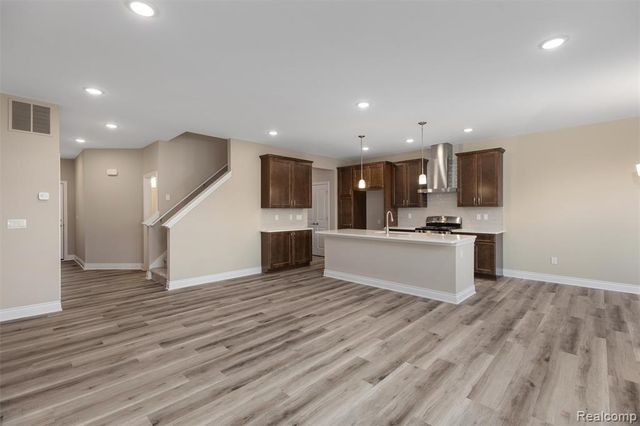 811 Balmoral Ln, Troy, MI 48085