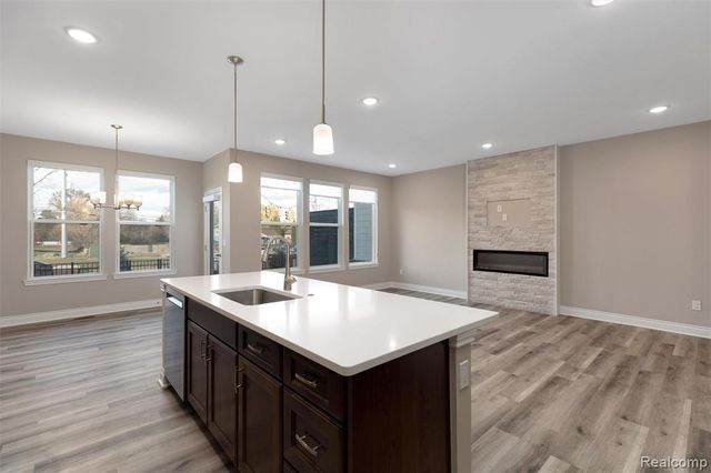 811 Balmoral Ln, Troy, MI 48085