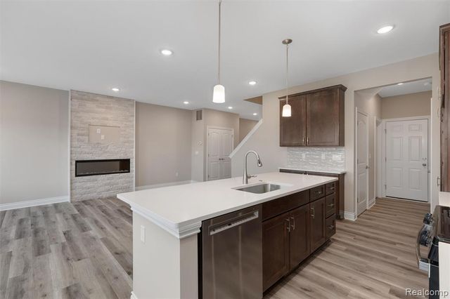 811 Balmoral Ln, Troy, MI 48085