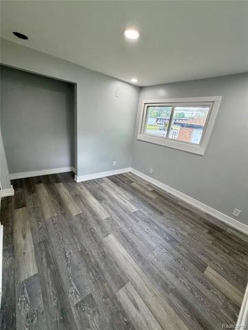 22442 W Chicago, Redford, MI 48239