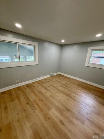 22442 W Chicago, Redford, MI 48239