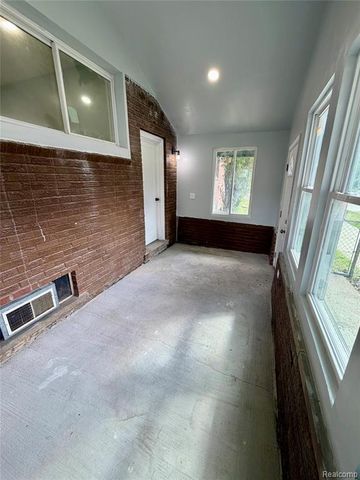 22442 W Chicago, Redford, MI 48239