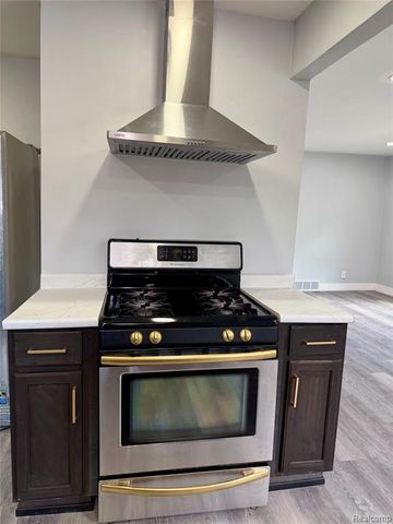 22442 W Chicago, Redford, MI 48239