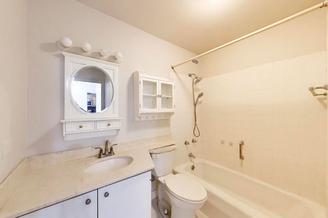1555 N Sandburg Terrace 209K, Chicago, IL 60610
