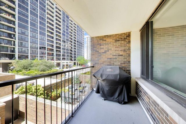 1555 N Sandburg Terrace 209K, Chicago, IL 60610