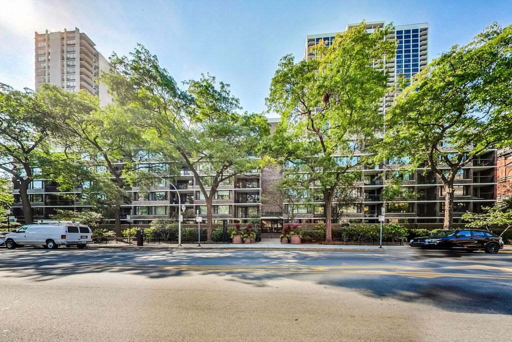 1555 N Sandburg Terrace 209K, Chicago, IL 60610