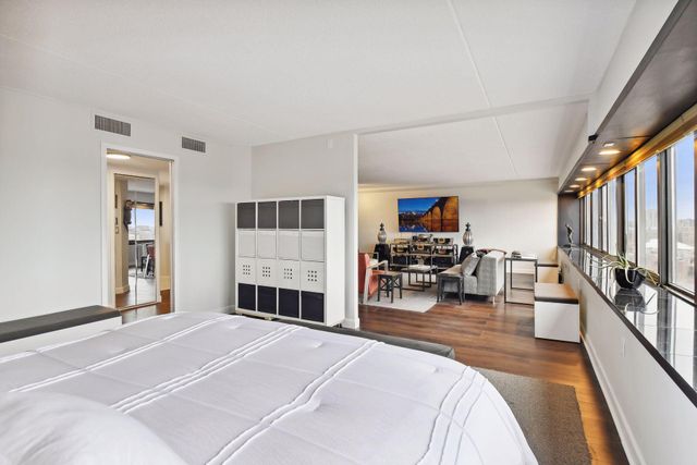 1920 S 1st Street 906, Minneapolis, MN 55454
