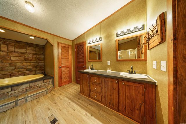 1046 Grange Rd, Cave City, AR 72521