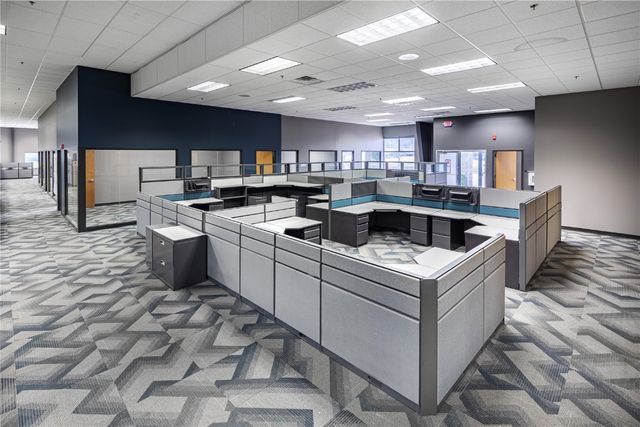 929 Martha's Way, Hiawatha, IA 52233