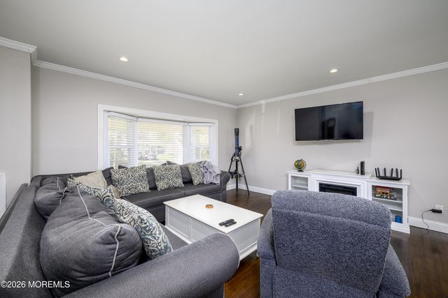 8 Holiday Road, Manalapan, NJ 07726