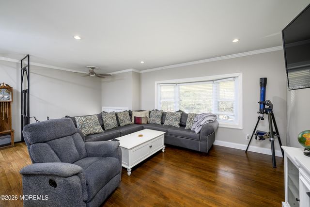 8 Holiday Road, Manalapan, NJ 07726