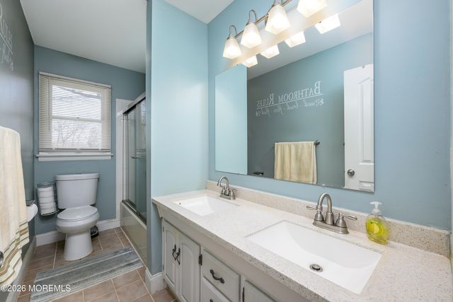 8 Holiday Road, Manalapan, NJ 07726
