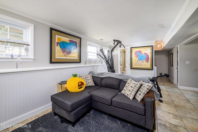 8 Holiday Road, Manalapan, NJ 07726