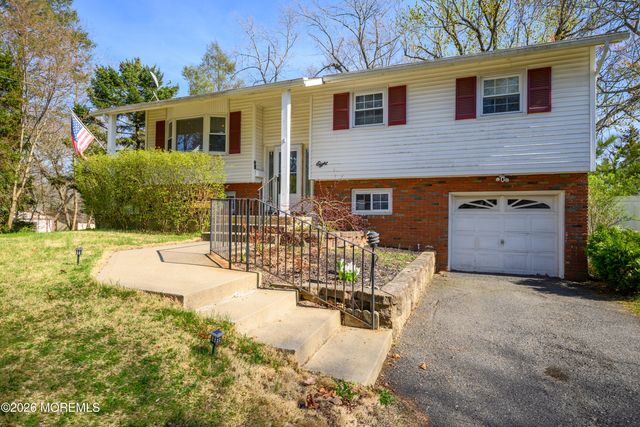 8 Holiday Road, Manalapan, NJ 07726
