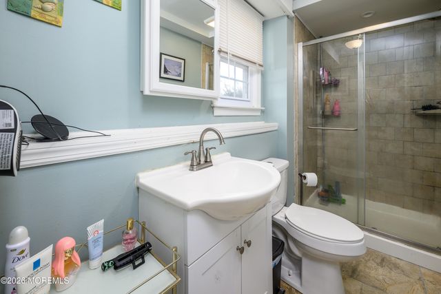8 Holiday Road, Manalapan, NJ 07726