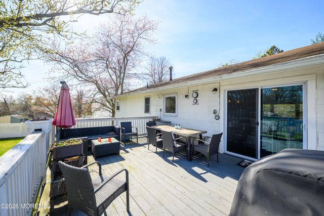 8 Holiday Road, Manalapan, NJ 07726