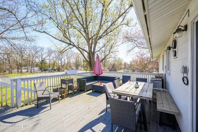 8 Holiday Road, Manalapan, NJ 07726
