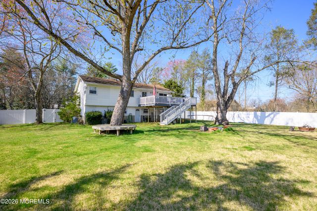 8 Holiday Road, Manalapan, NJ 07726