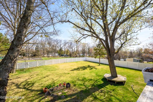 8 Holiday Road, Manalapan, NJ 07726