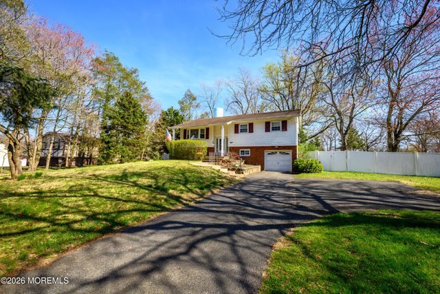 8 Holiday Road, Manalapan, NJ 07726
