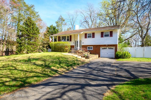 8 Holiday Road, Manalapan, NJ 07726