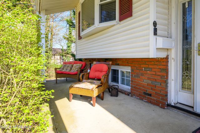 8 Holiday Road, Manalapan, NJ 07726