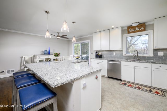 8 Holiday Road, Manalapan, NJ 07726