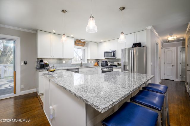 8 Holiday Road, Manalapan, NJ 07726
