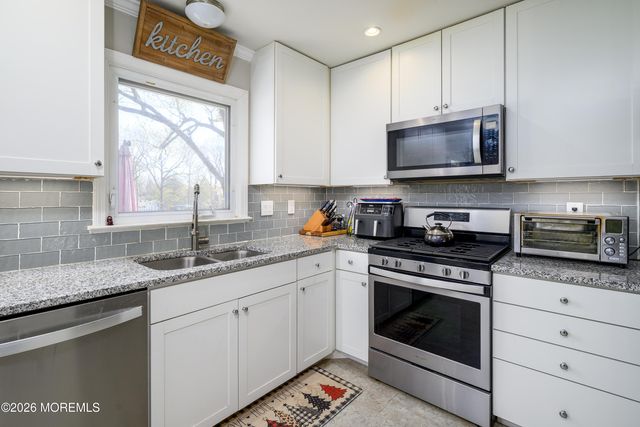 8 Holiday Road, Manalapan, NJ 07726