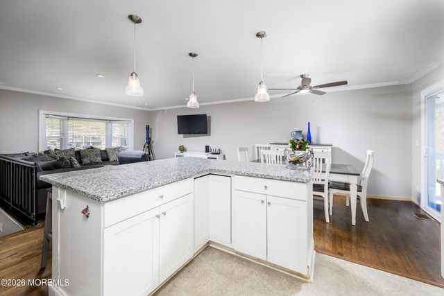 8 Holiday Road, Manalapan, NJ 07726