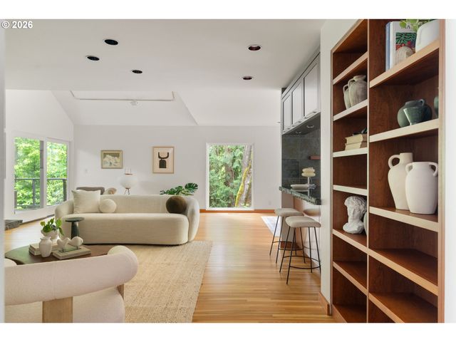 710 Nw WINCHESTER Ter, Portland, OR 97210