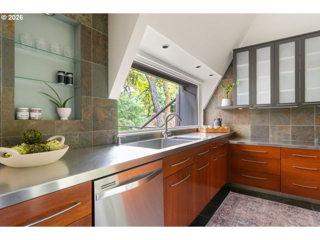 710 Nw WINCHESTER Ter, Portland, OR 97210