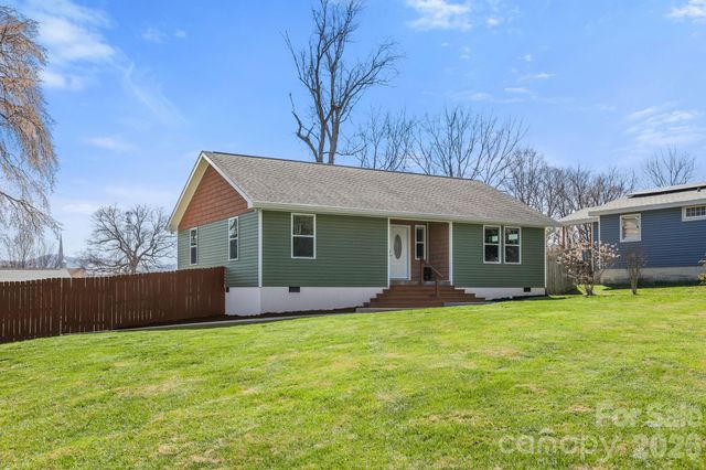 1844 Willow Road, Hendersonville, NC 28739