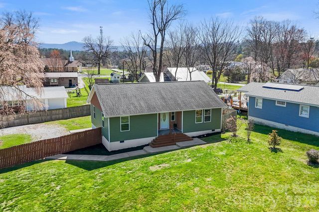 1844 Willow Road, Hendersonville, NC 28739